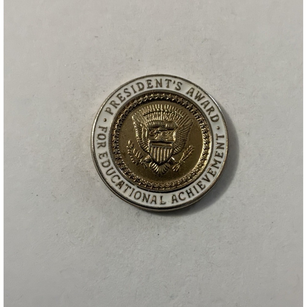 Presidents Award For Educational Achievement Lapel Pin Hat Pinback USA Made